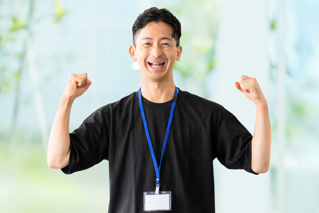 ガッツポーズで喜ぶ笑顔の男性