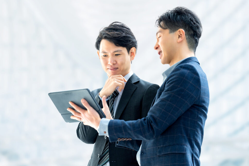 打ち合わせをする2人の男性ビジネスマン