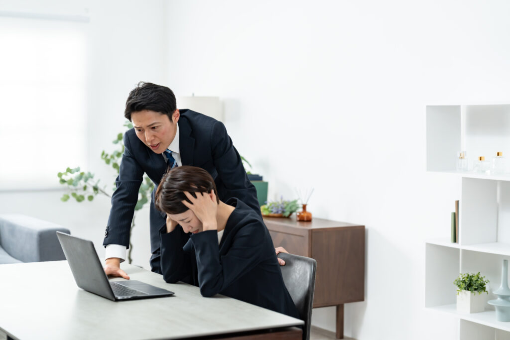 頭を抱える女性