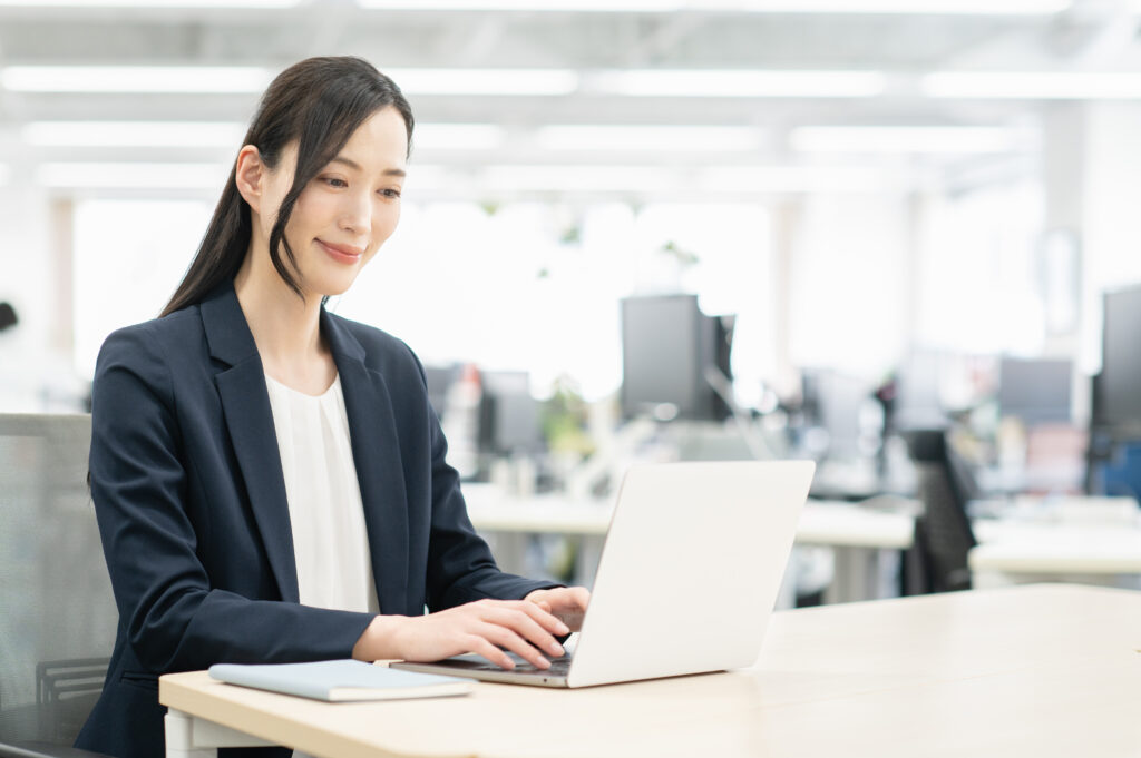 オフィスで仕事をする若いビジネスウーマン