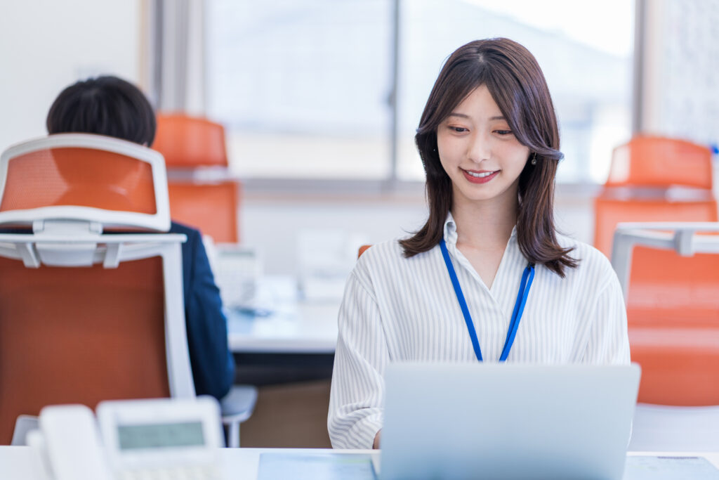 オフィスで働く若い女性