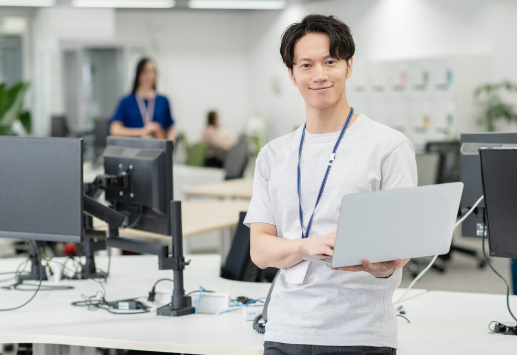 オフィスで仕事する若い男性エンジニア