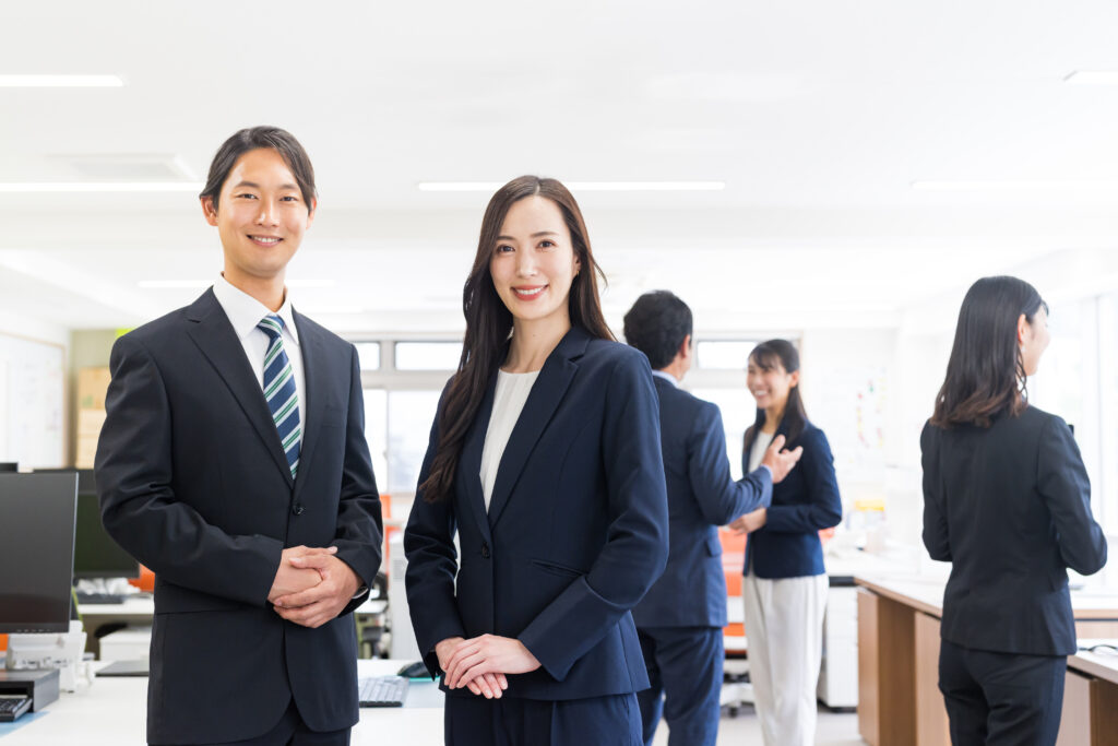 オフィスで働くビジネスパーソン