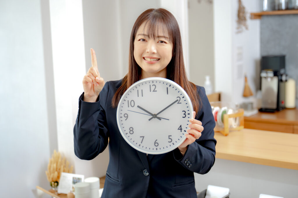時計とビジネスウーマン