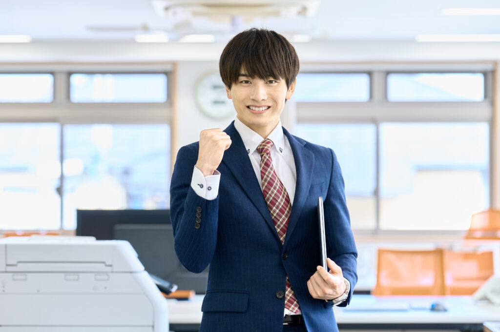 ガッツポーズするビジネスマン 若い 笑顔