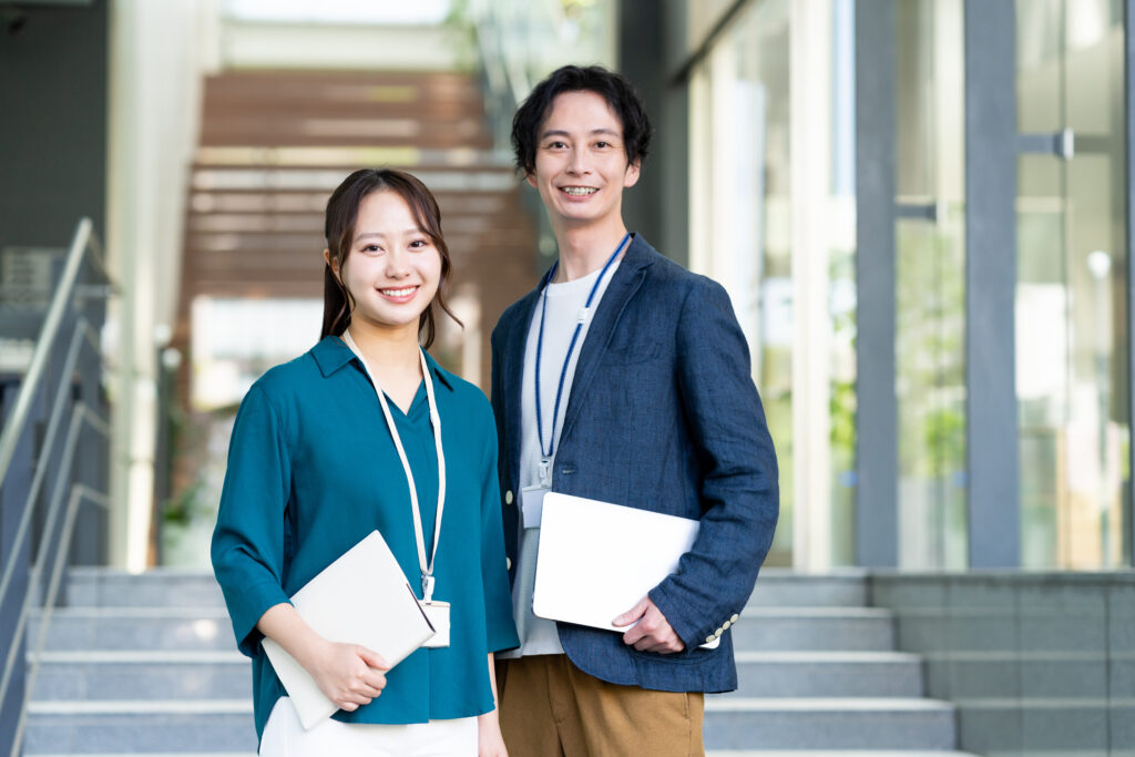 オフィスで働く若いエンジニア