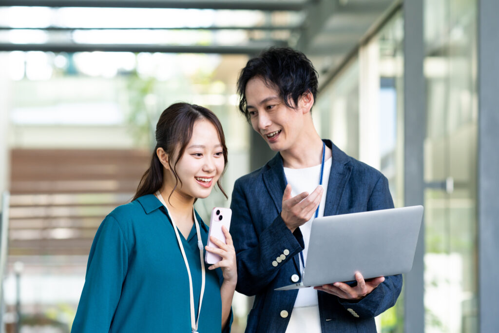 オフィスで働く若いエンジニア