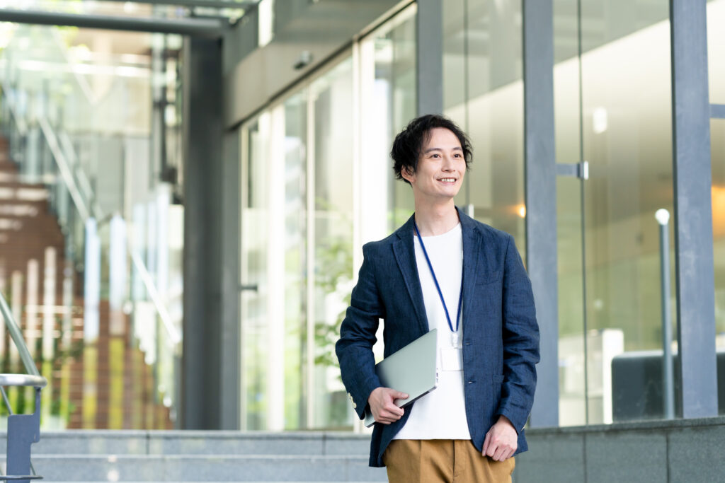 オフィスで働くエンジニア