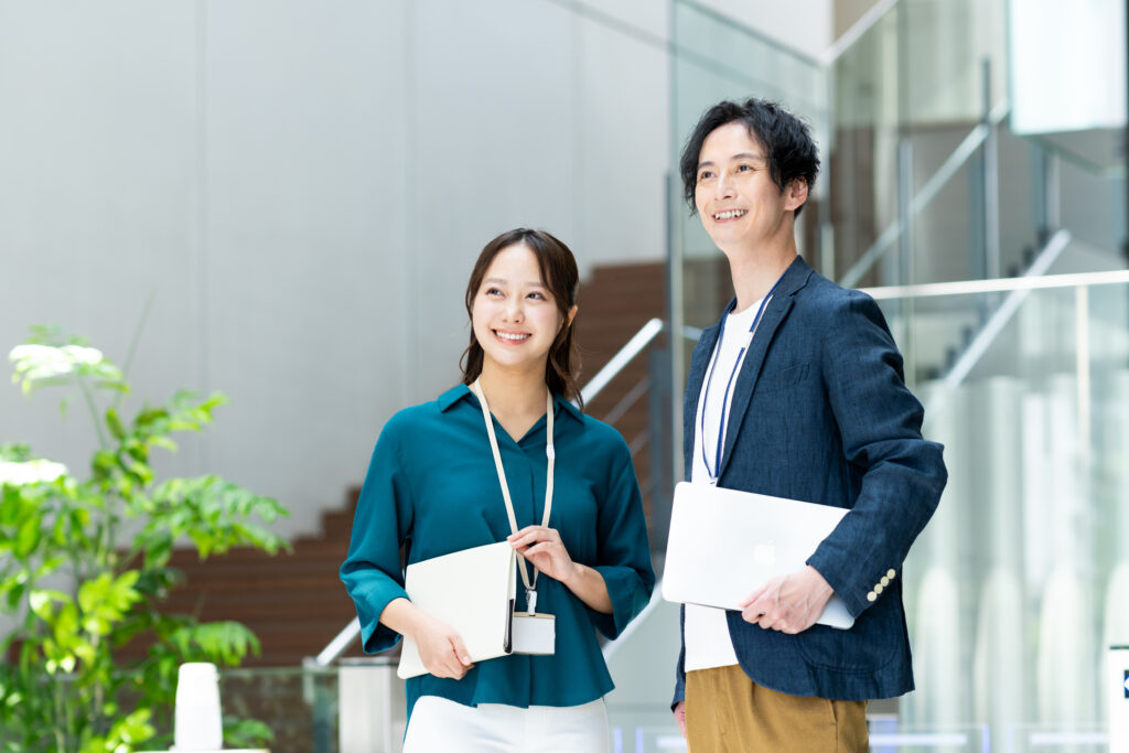 オフィスで働く男女