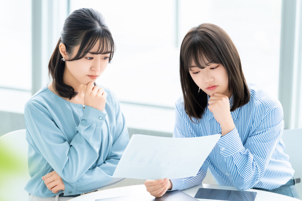 考える2人の女性