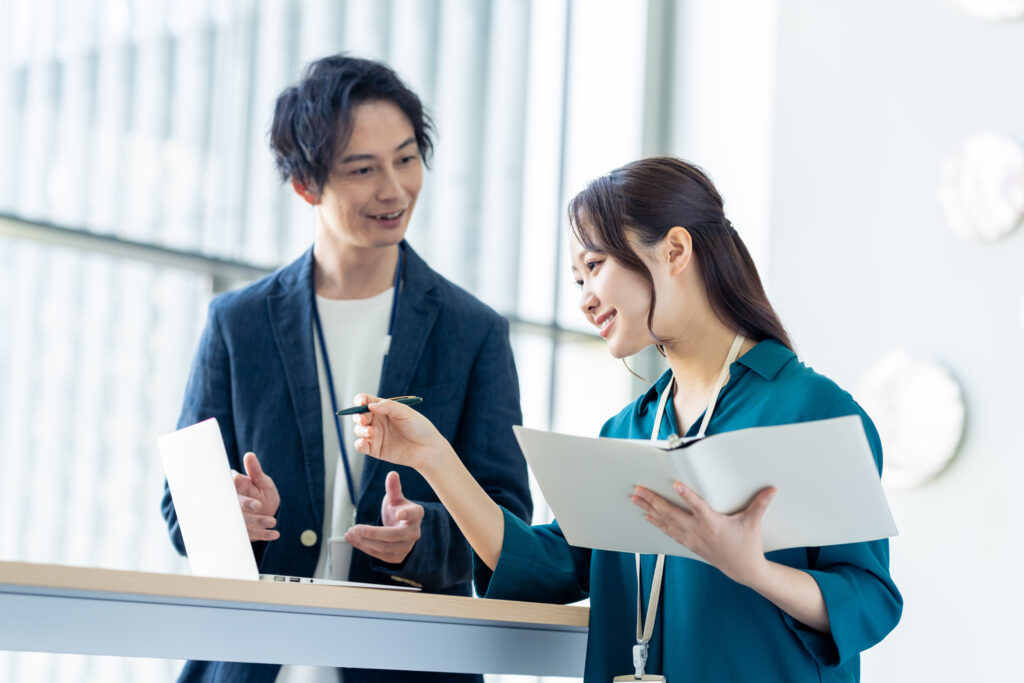 オフィスで働く若いエンジニア