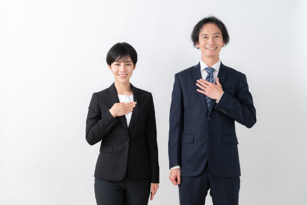 白バックの若い男女のビジネスマン