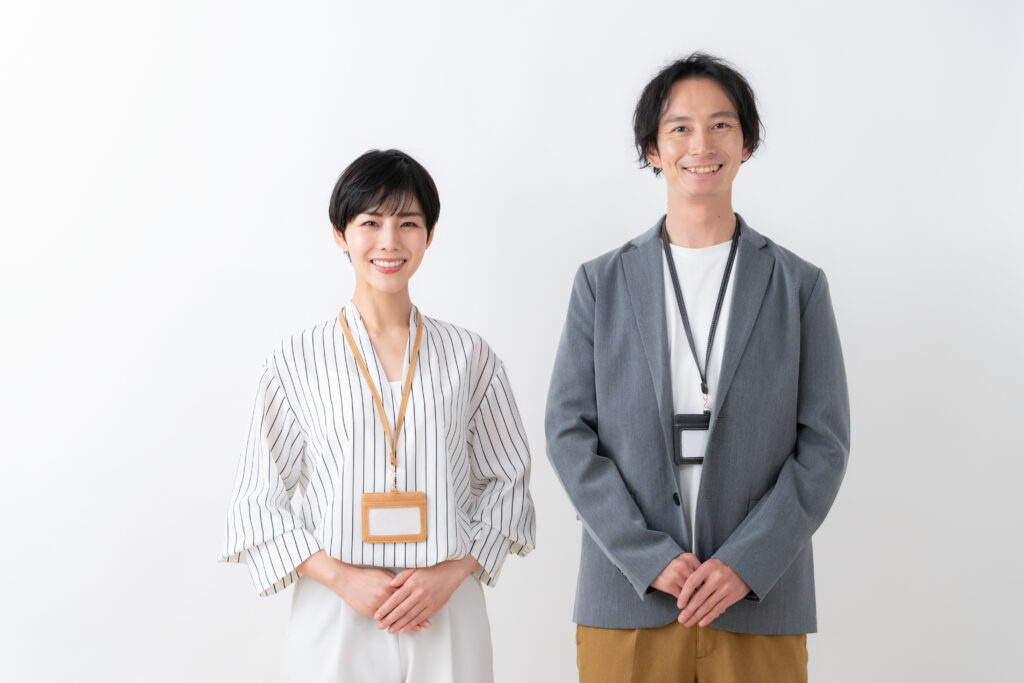 白バックの若い男女のビジネスマン