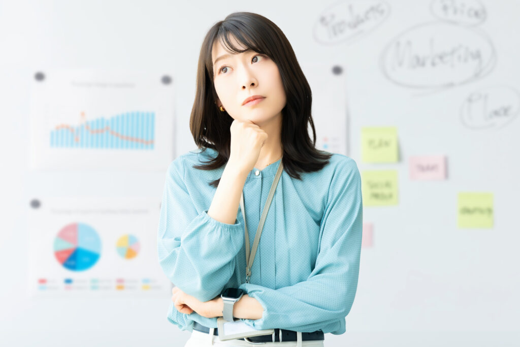 考えごとをする女性・ビジネスウーマン