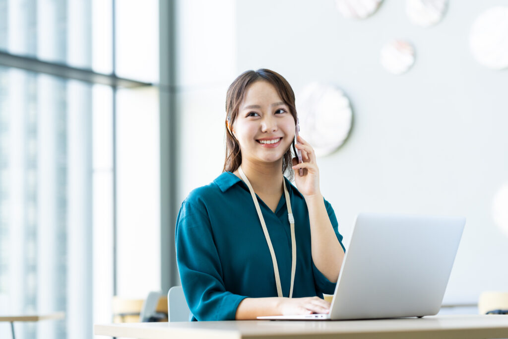 オフィスで電話する若いエンジニア