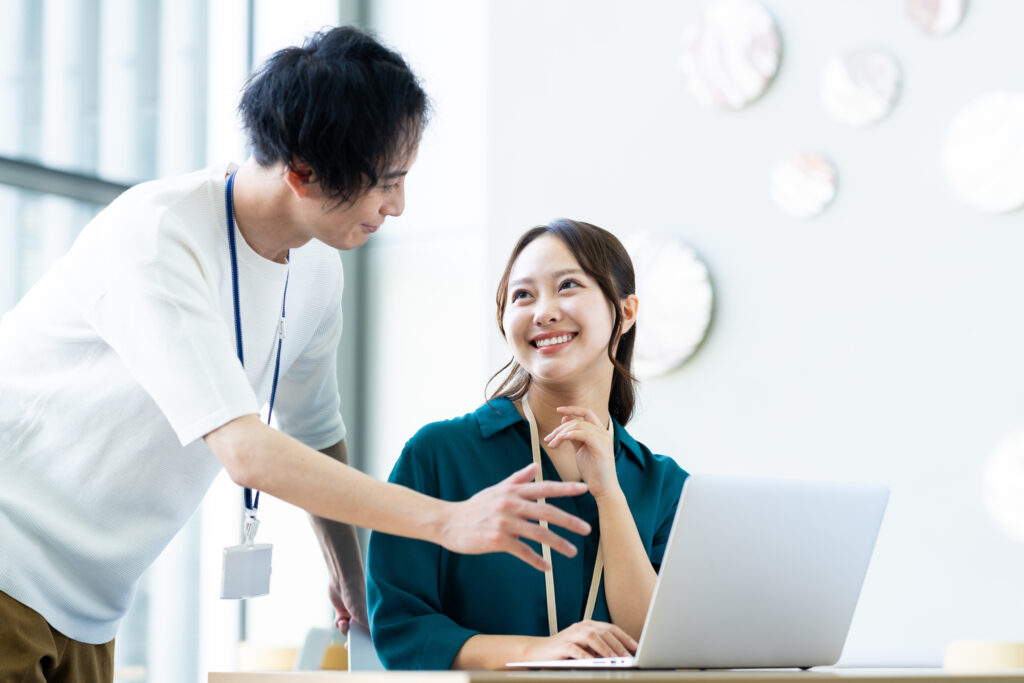 オフィスで働くエンジニア