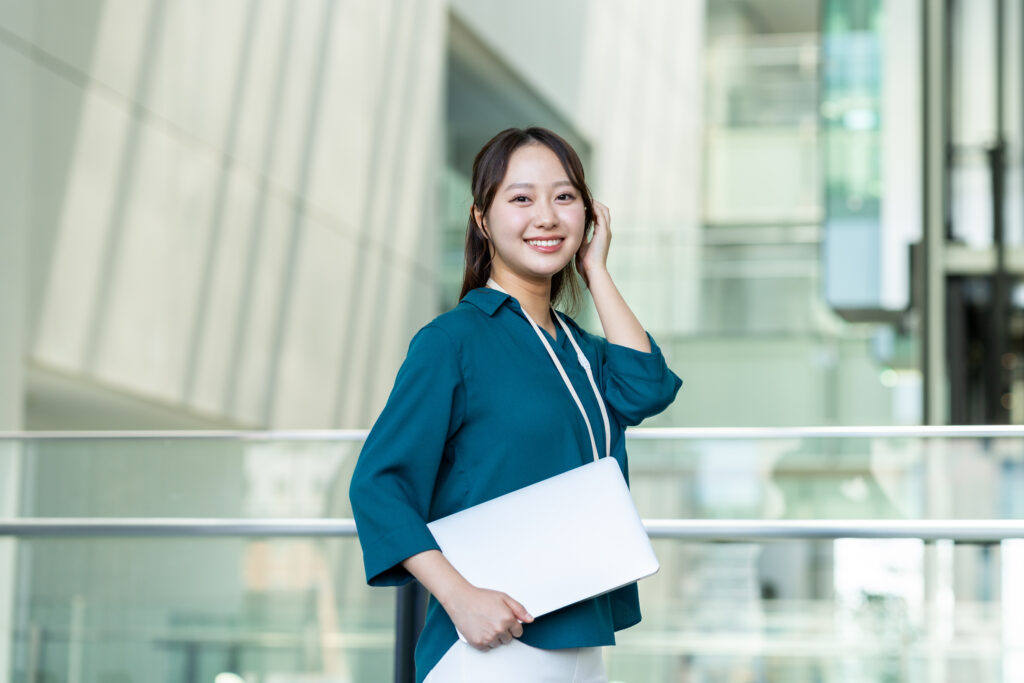 オフィスで働く若いエンジニアの女性