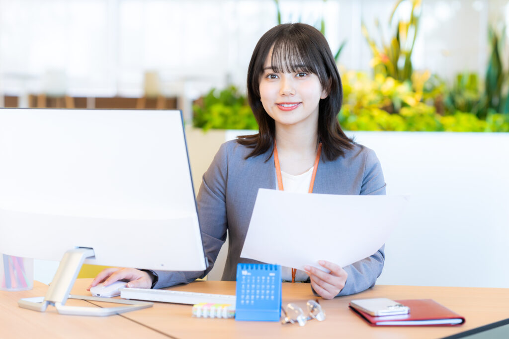 オフィスで働くビジネスウーマン