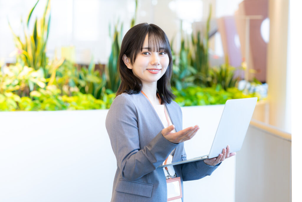オフィスで働くビジネスウーマン