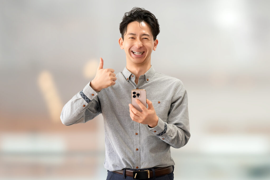 いいね！のポーズをする男性