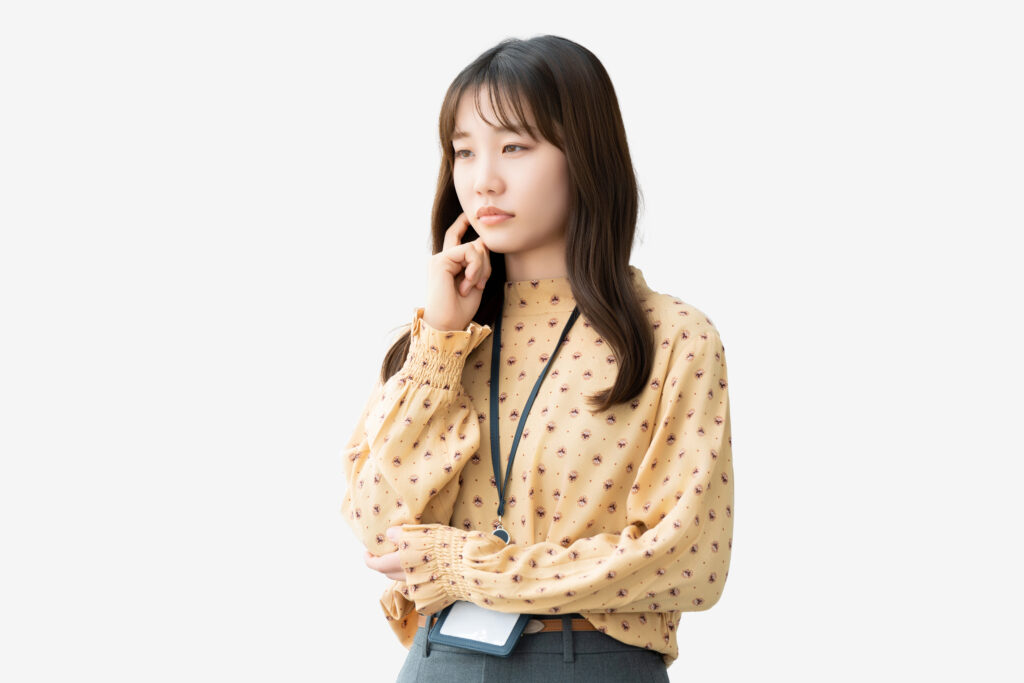考えごとをする女性