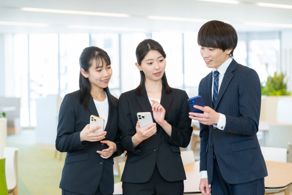 会議をする男女のビジネスマン