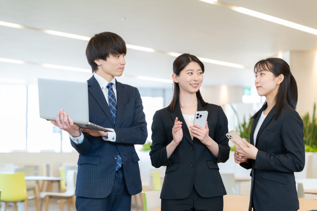 会議をする男女のビジネスマン
