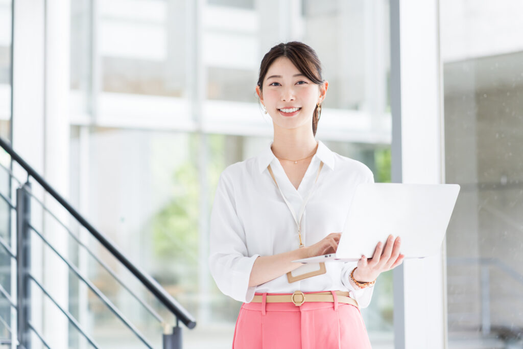 オフィスで働くビジネスウーマン