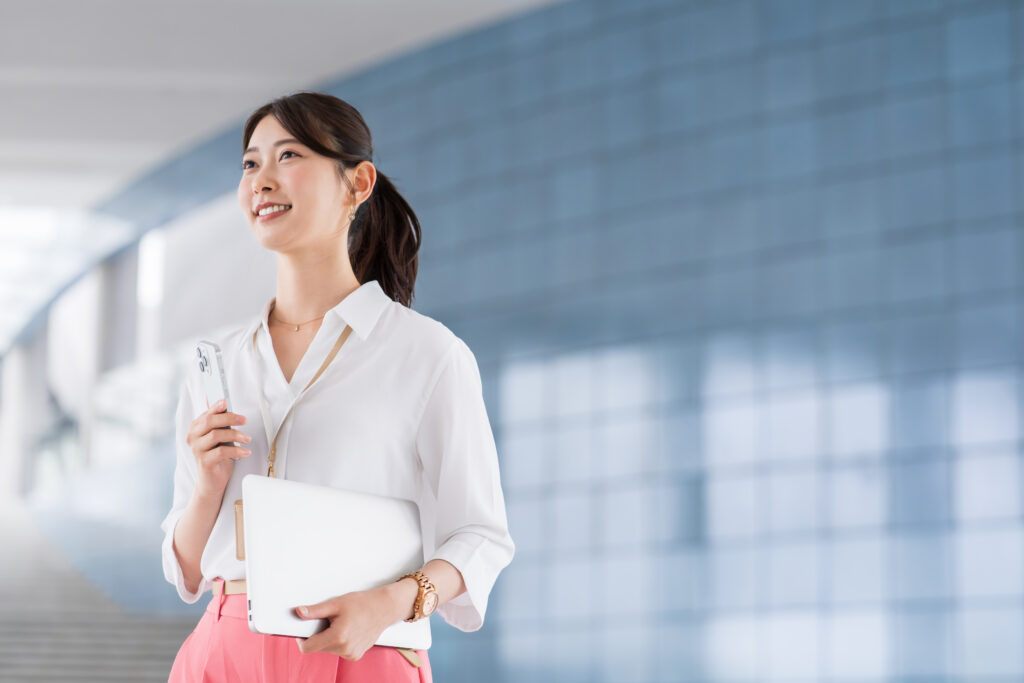オフィスで働くビジネスウーマン