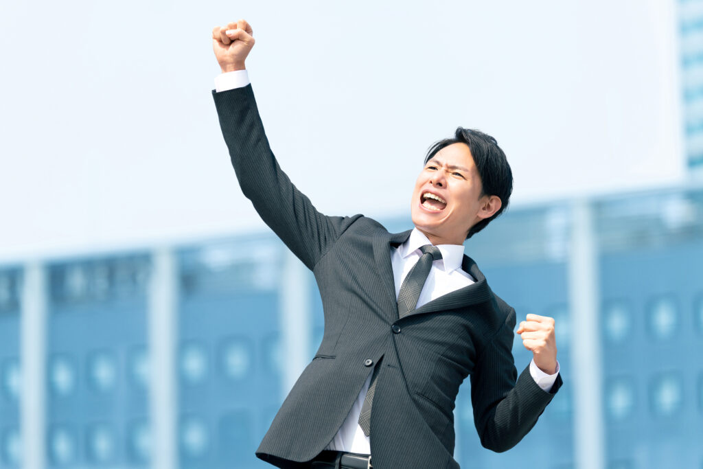 ガッツポーズをする元気な男性ビジネスマン