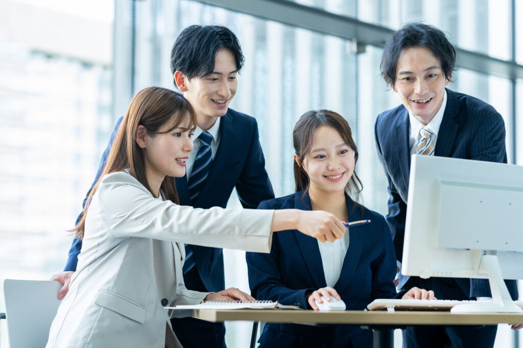 考えごとをする若い女性