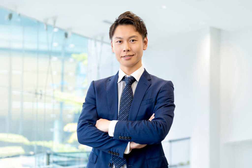 腕組みをして微笑む男性ビジネスマン