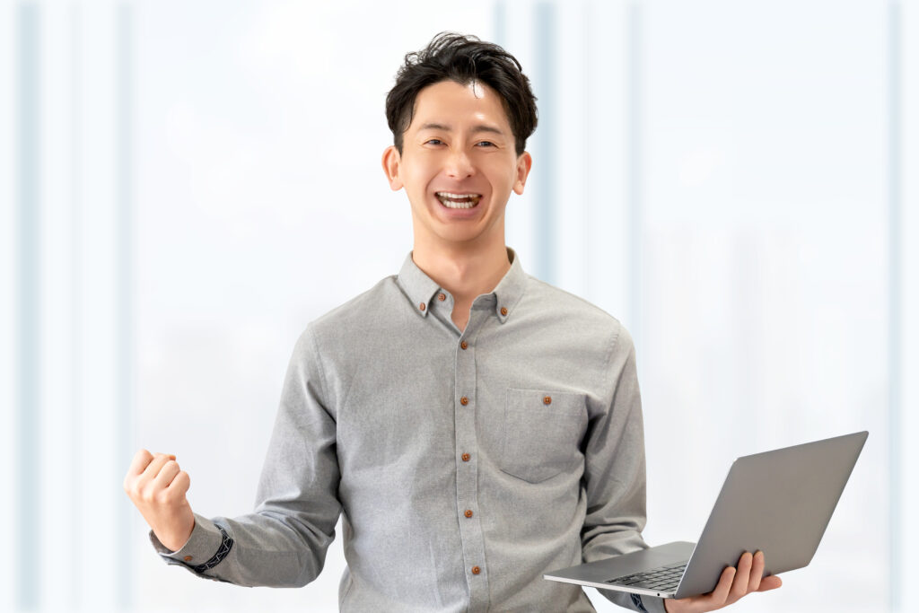 笑顔の男性ビジネスマン