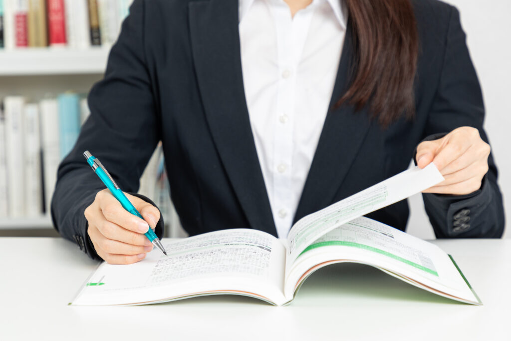 勉強をする社会人