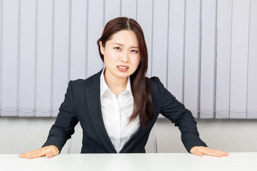 訴えるアジア人女性