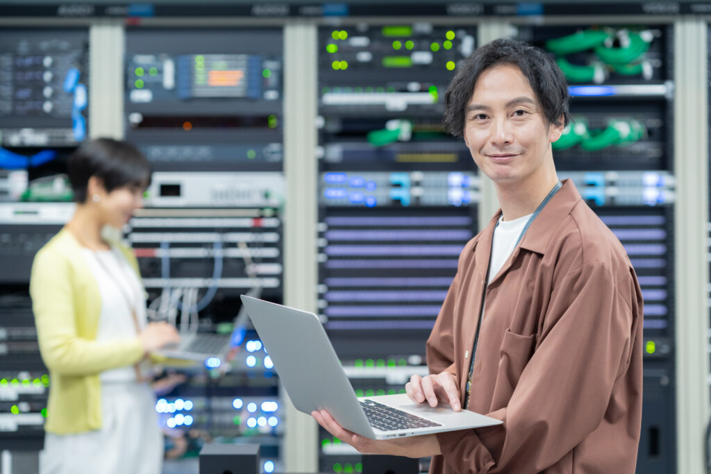 サーバーをメンテナンスするエンジニア