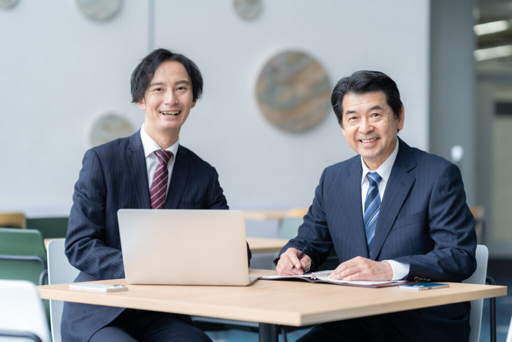 オフィスで打ち合わせをするビジネスマン