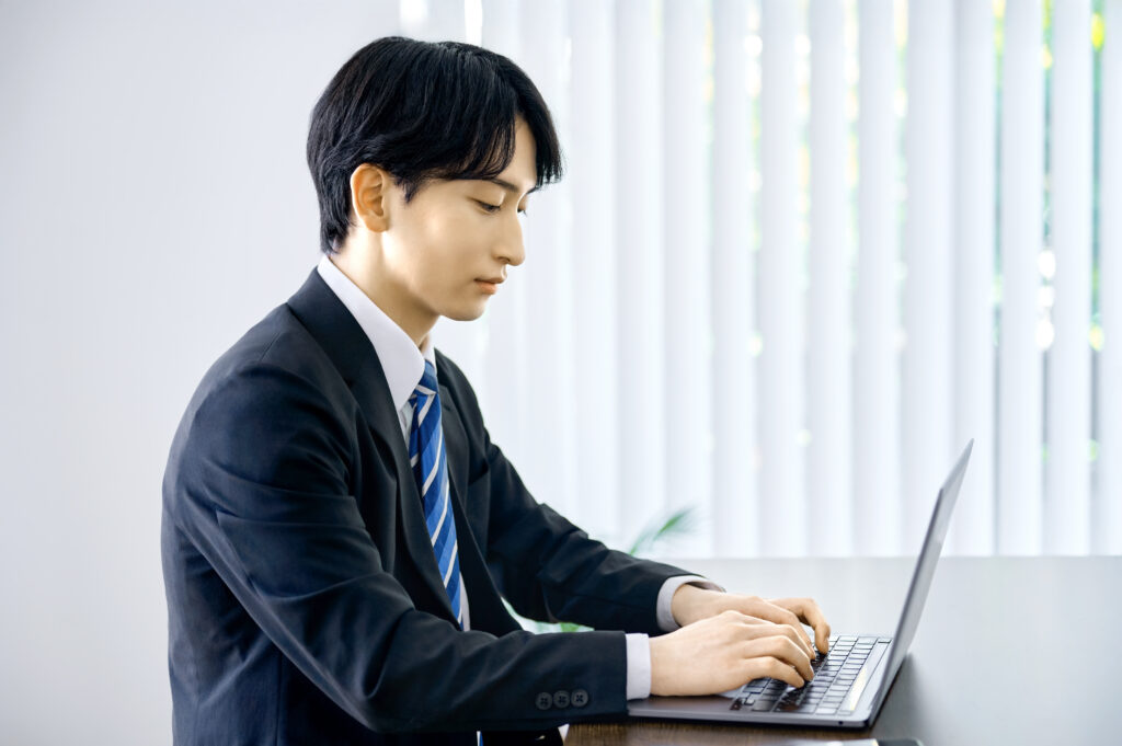 パソコンを使う男性