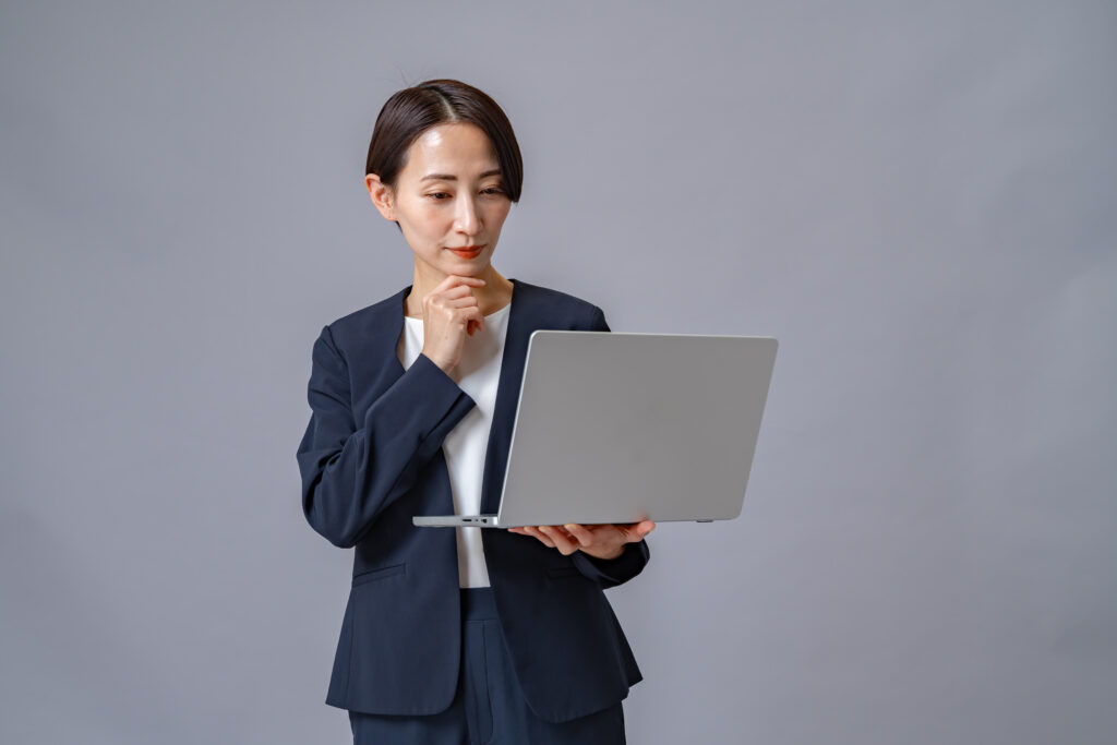 パソコンを持つ女性