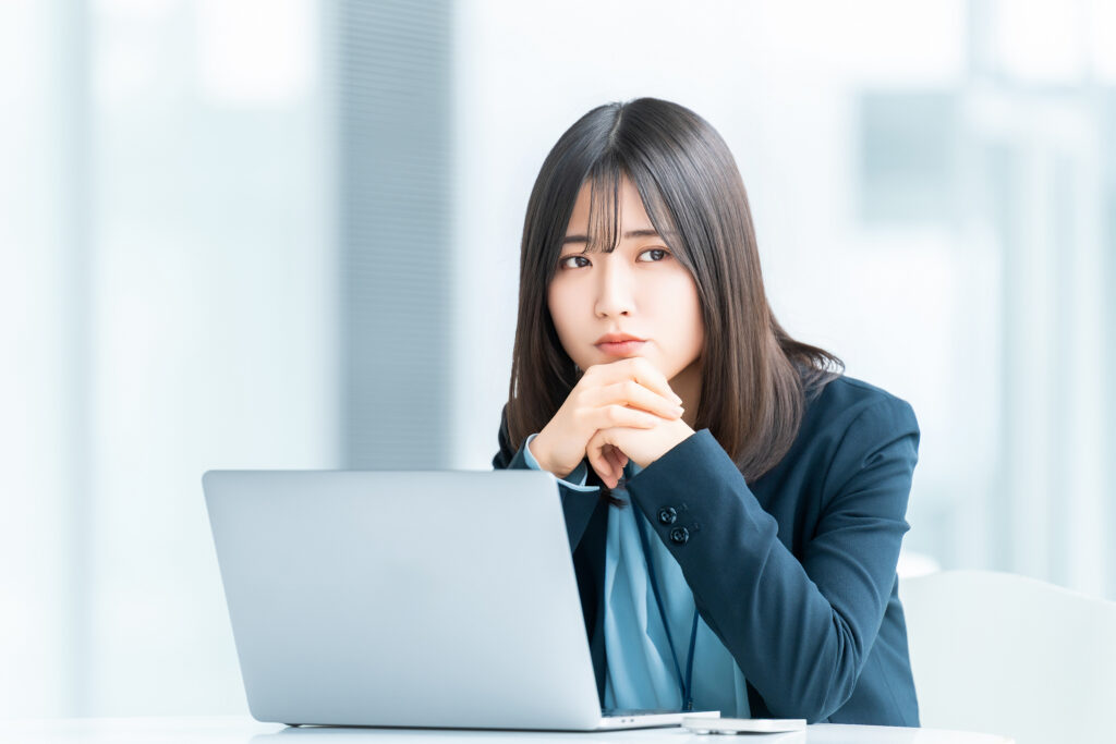 考えごとをする女性・ビジネスウーマン