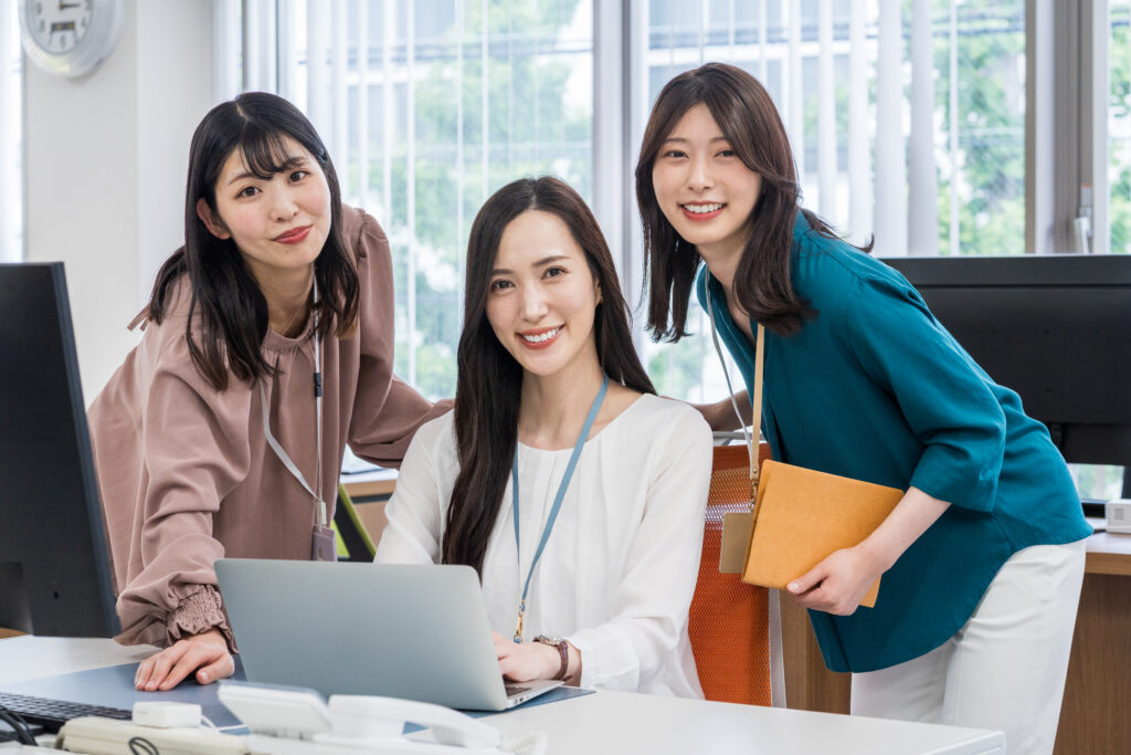オフィスで仕事をする社員。