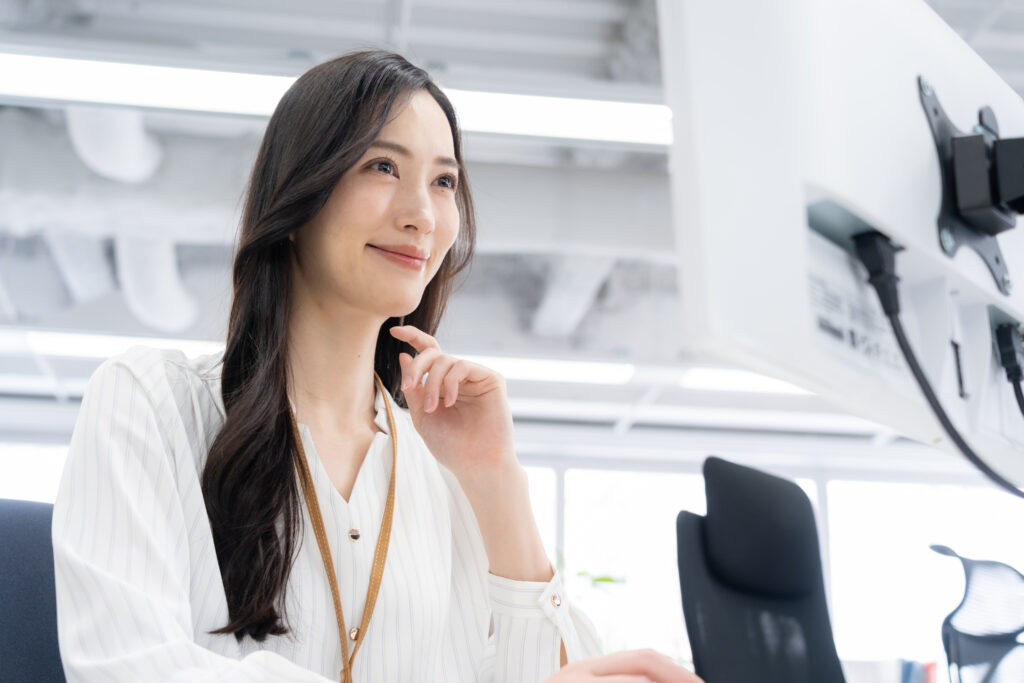 オフィスカジュアルの若い女性エンジニア