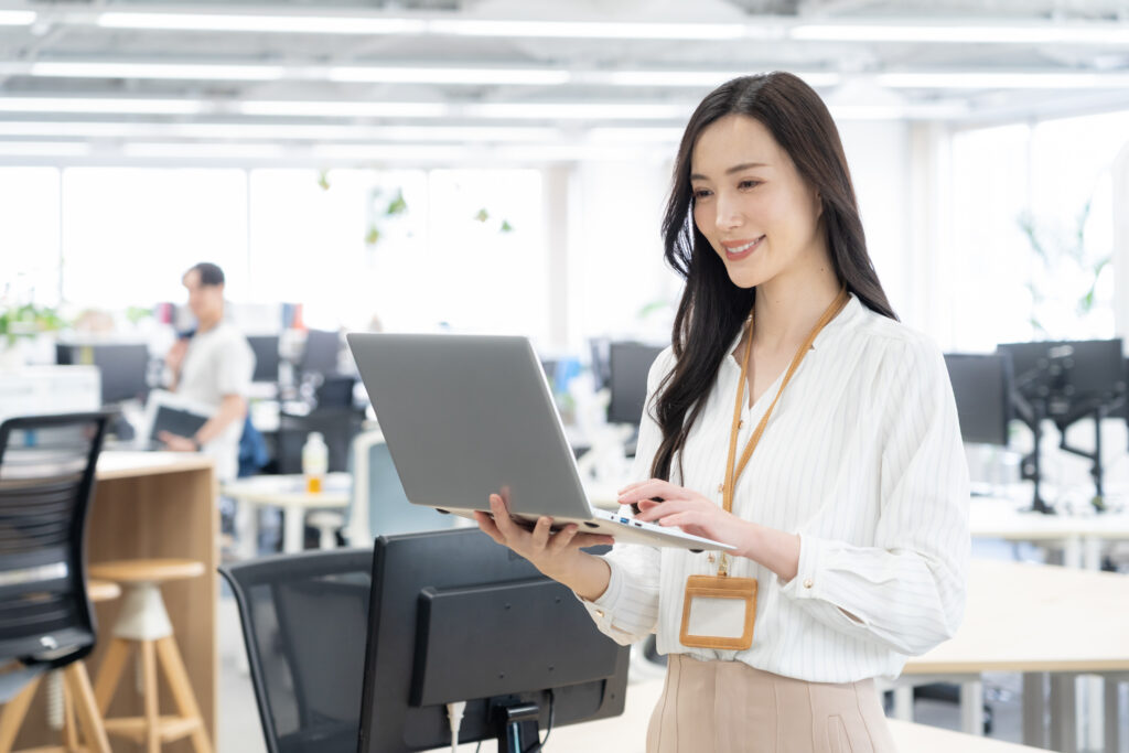 オフィスカジュアルの若い女性エンジニア