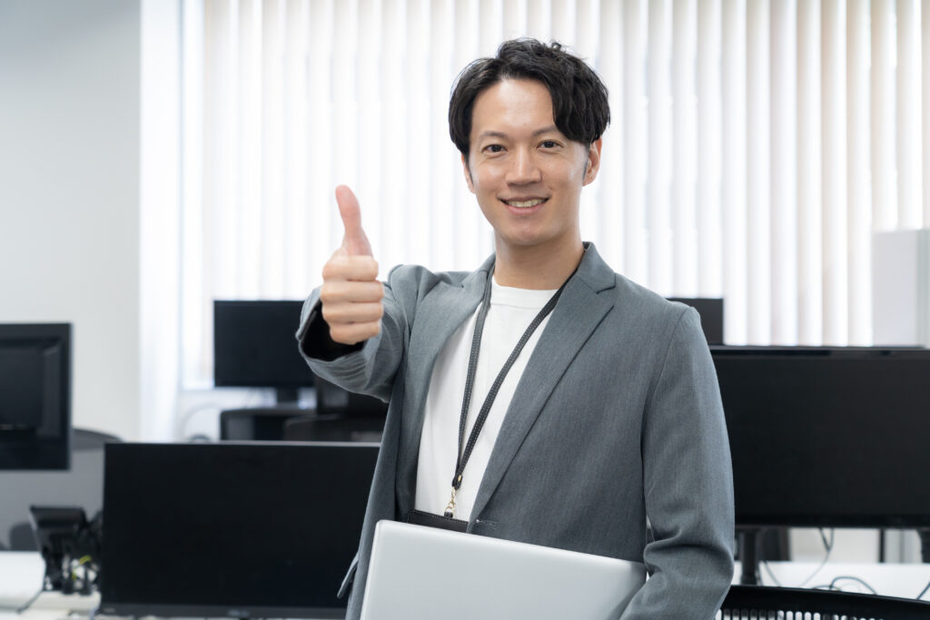 オフィスカジュアルの若い男性エンジニア