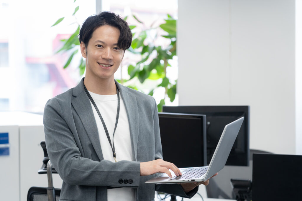 オフィスカジュアルの若い男性エンジニア