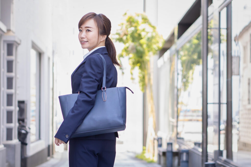 外回りする会社員