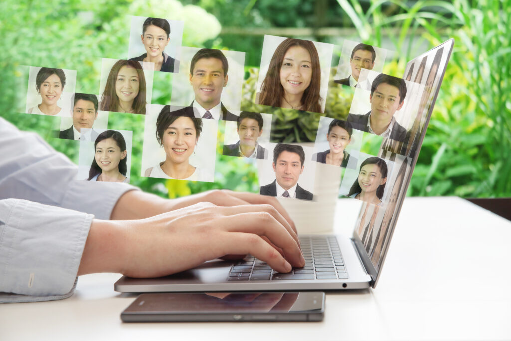 ノートパソコンで人材ネットワーク検索をする男性の手