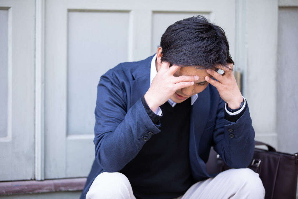 頭を抱える会社員