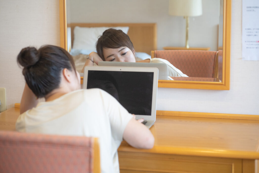 リモートワークで怠ける女性