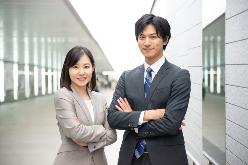 男女のビジネスパーソン